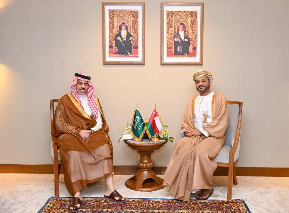 البوسعيدي وفيصل بن فرحان خلال لقائهما في مسقط (واس)