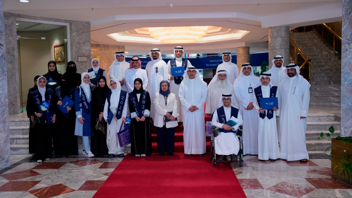 الفقعان والعنزي والشطي يتوسطون الطلبة المكرمين