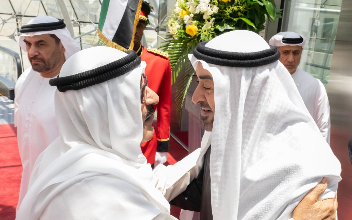 سمو الأمير مرحباً برئيس دولة الإمارات لدى وصوله