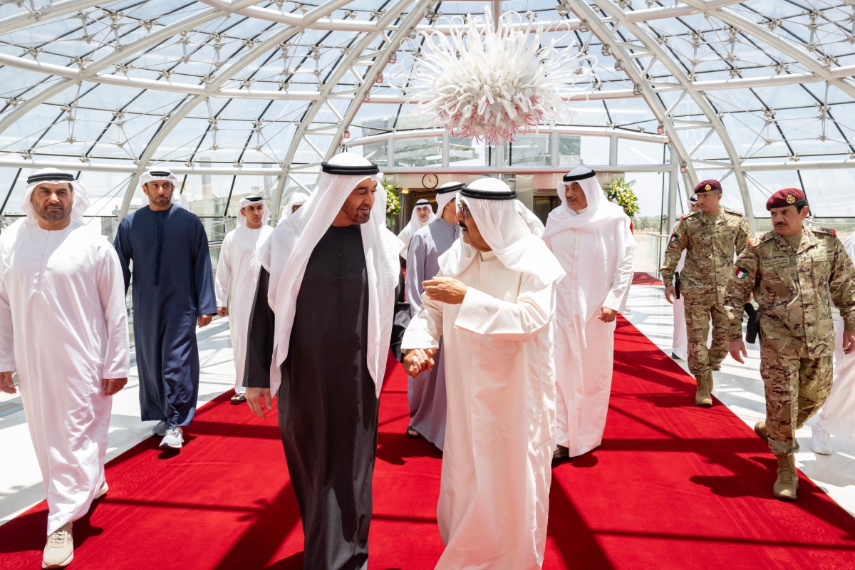 صاحب السمو على رأس مستقبلي رئيس الإمارات