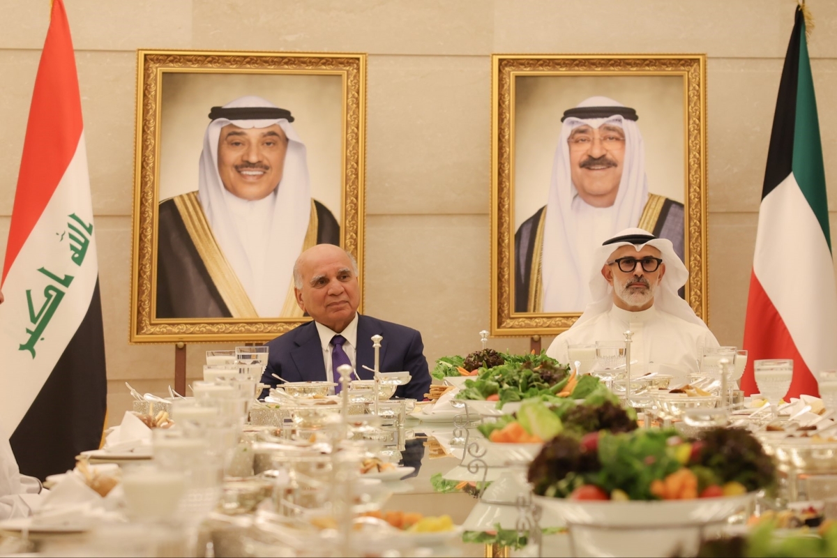 جراح الجابر وفؤاد حسين خلال مأدبة العشاء