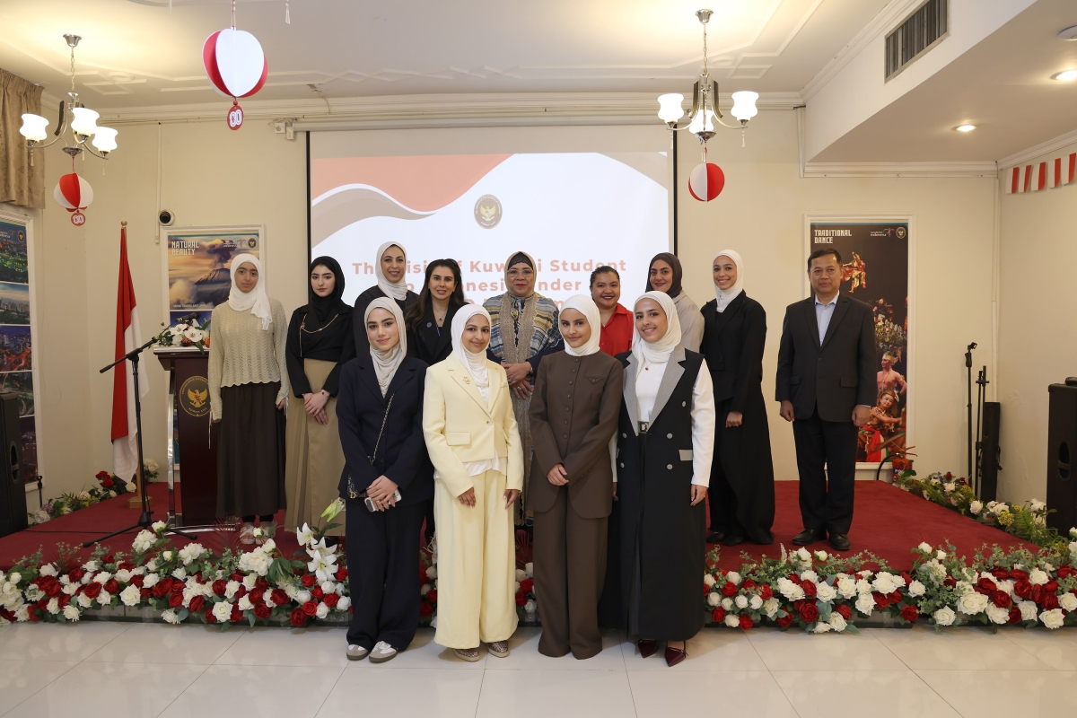 السفيرة الإندونيسية تتوسط وفد الطالبات