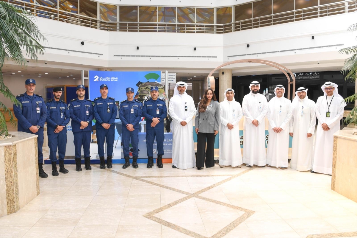فريق البنك وممثلو «الإطفاء» 