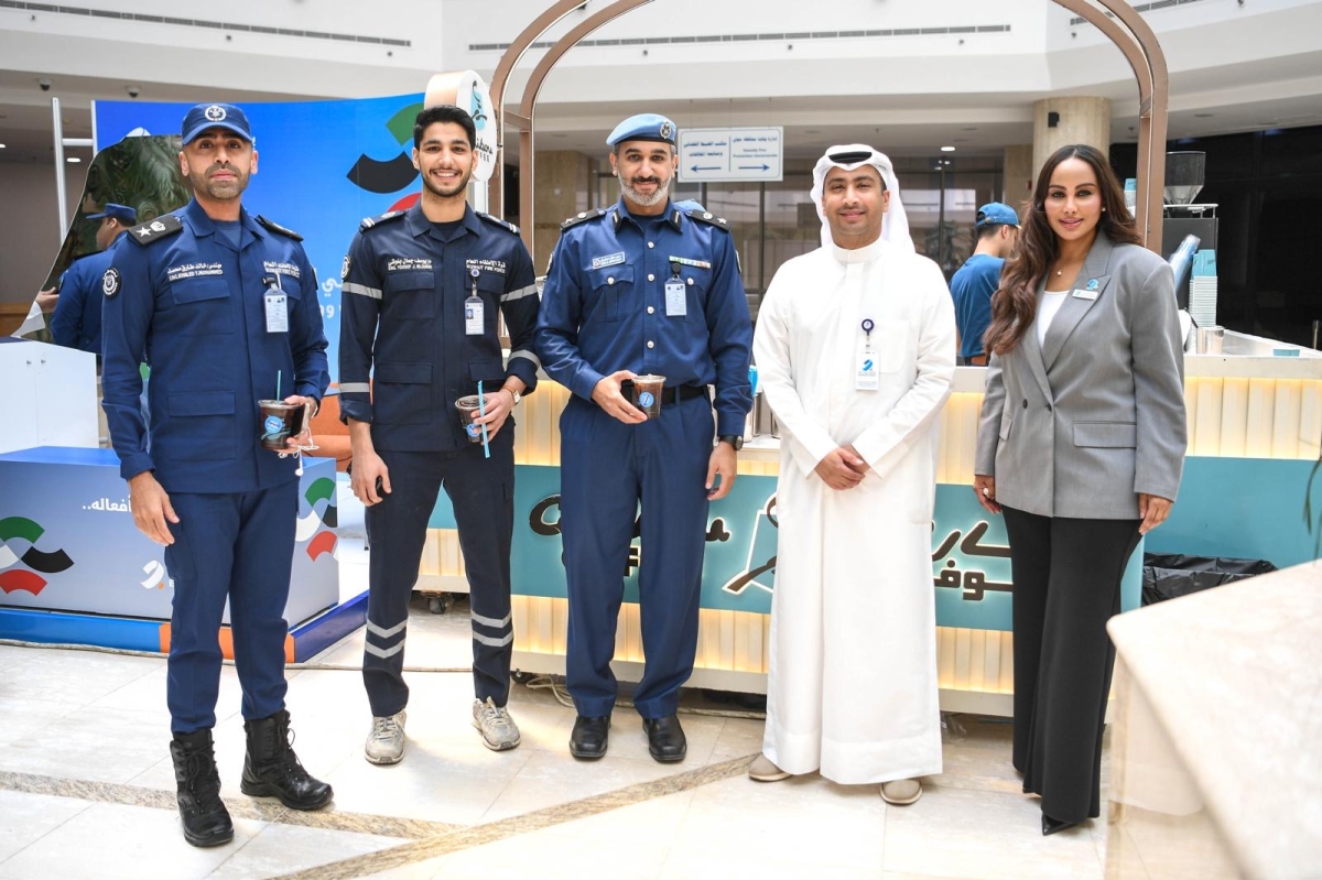 ممثلا «برقان» مع عدد من منتسبي «الإطفاء» 