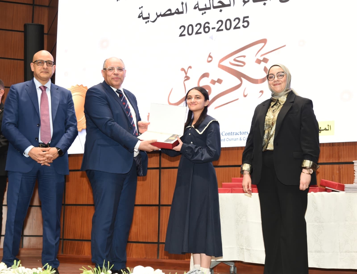 السفير يكرم إحدى المتفوقات
