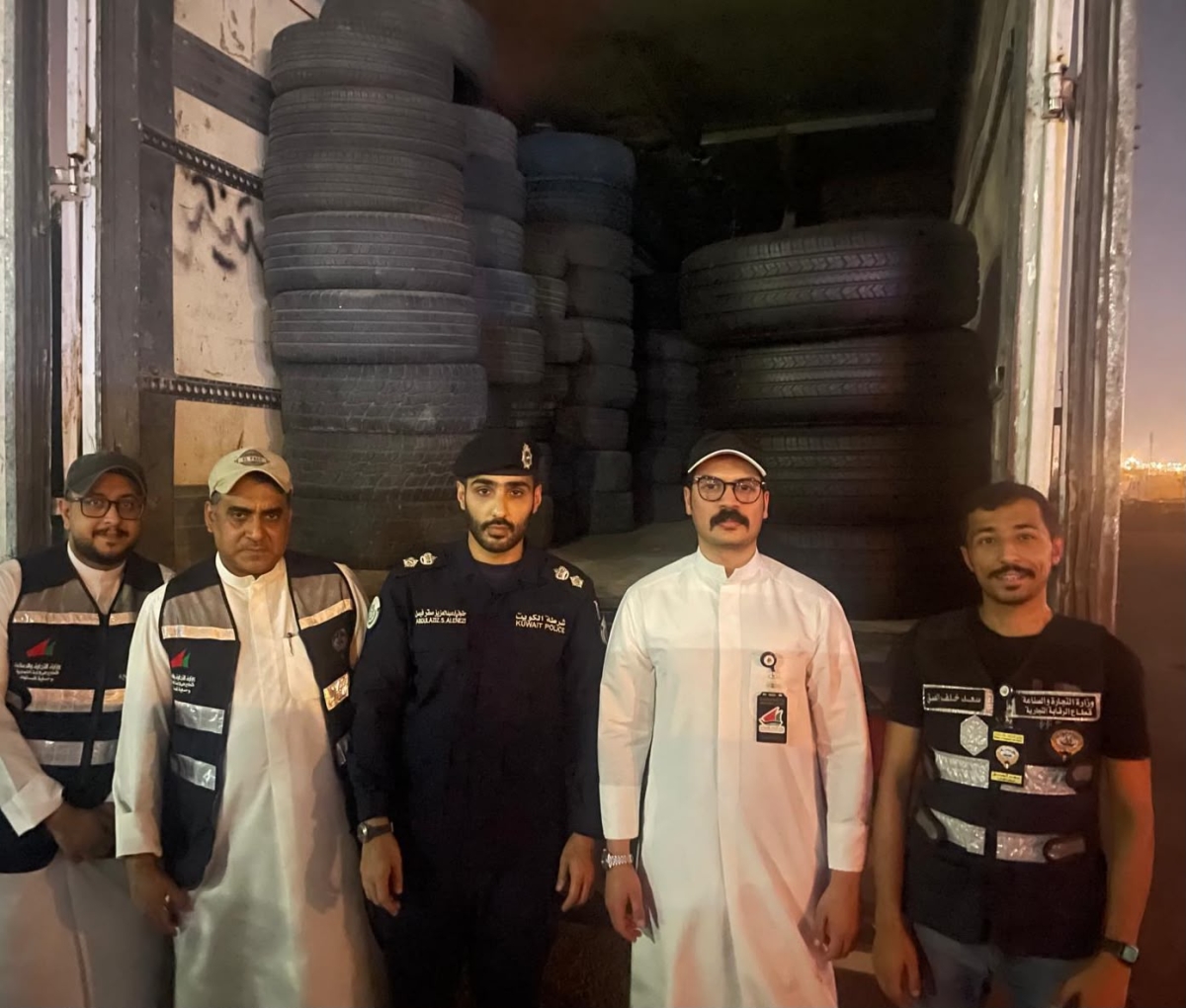  فريق الرقابة التجارية ورجال الأمن 