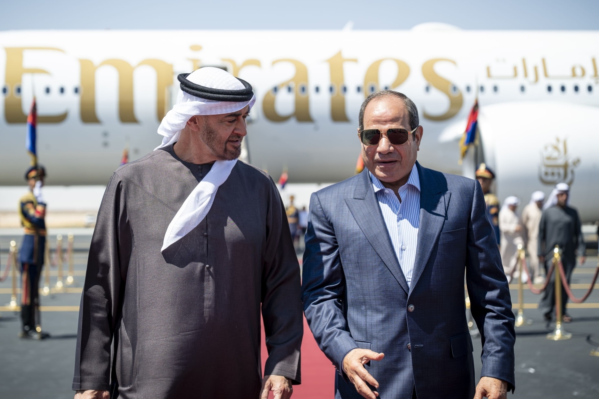 السيسي مستقبلاً محمد بن زايد في العلمين