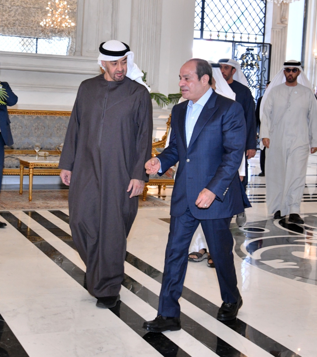 السيسي مستقبلاً محمد بن زايد في العلمين