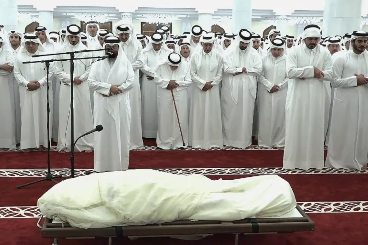 صلاة الجنازة على جثمان صاحب السمو الأمير الوالد الشيخ حمد بن خليفة آل ثاني من جامع محمد بن عبد الوهاب