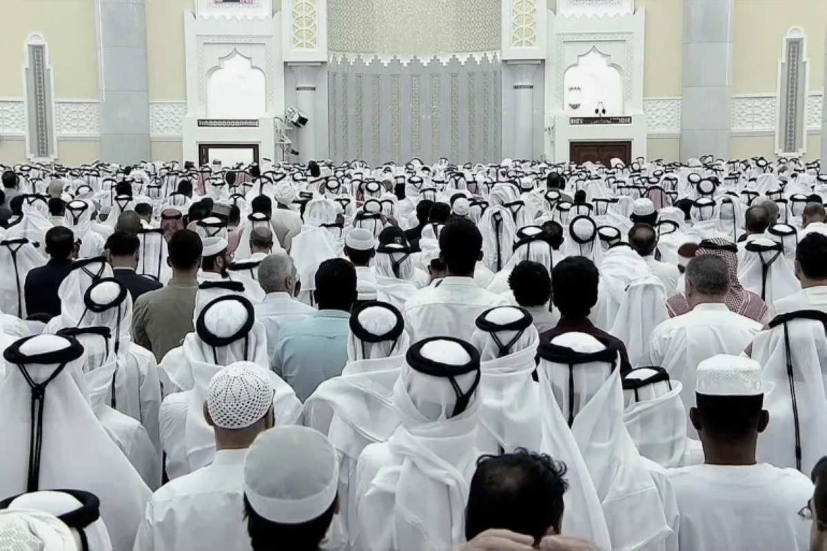 جموع المصلين احتشدت لصلاة الجنازة على جثمان صاحب السمو الأمير الوالد