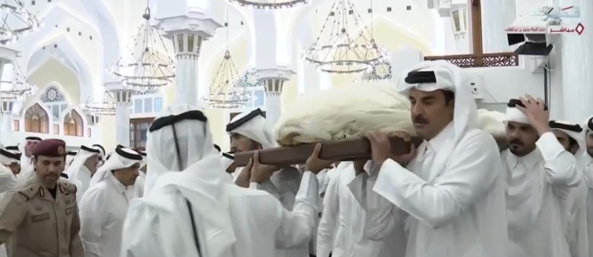 أمير قطر الشيخ تميم بن حمد يشارك في حمل جثمان الأمير الوالد رحمه الله