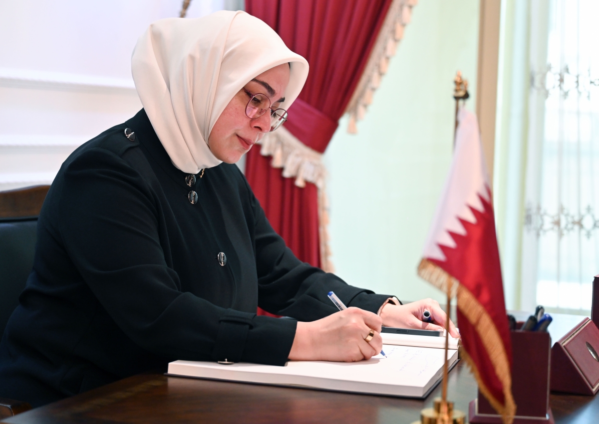 السفيرة التركية تسجل كلمة في دفتر العزاء 