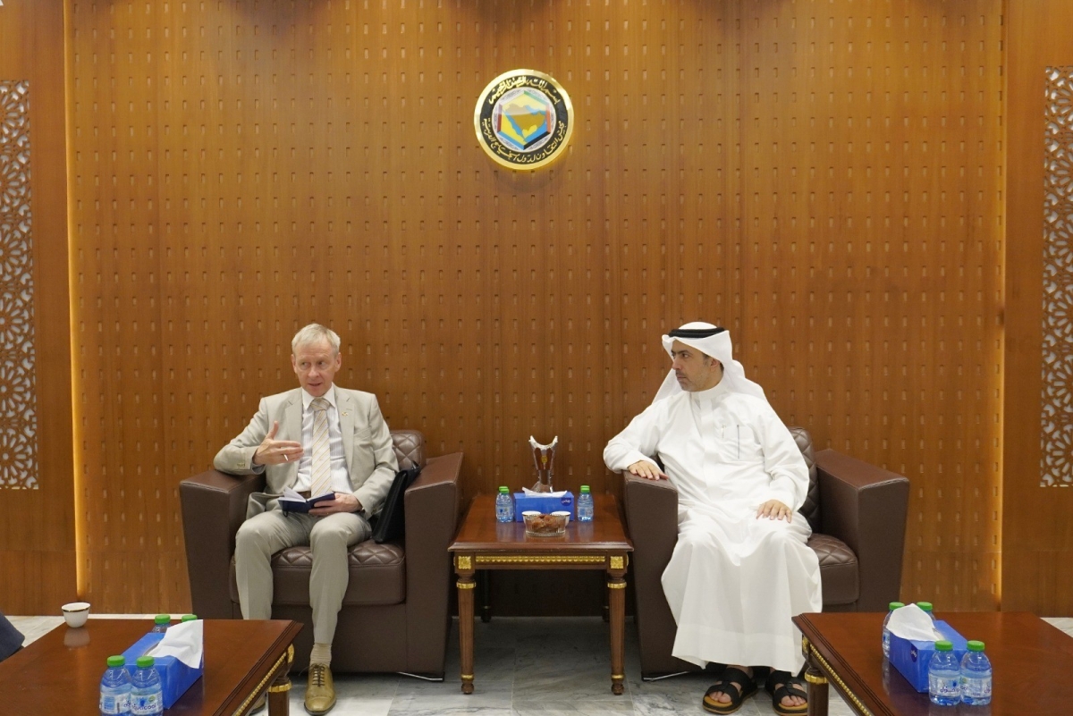 العميد المري مستقبلاً السفير دومز
