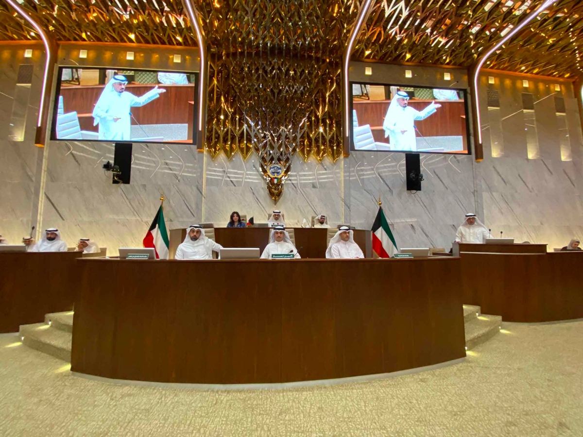 جانب من الجلسة برئاسة المطيري وحضور مديرة البلدية