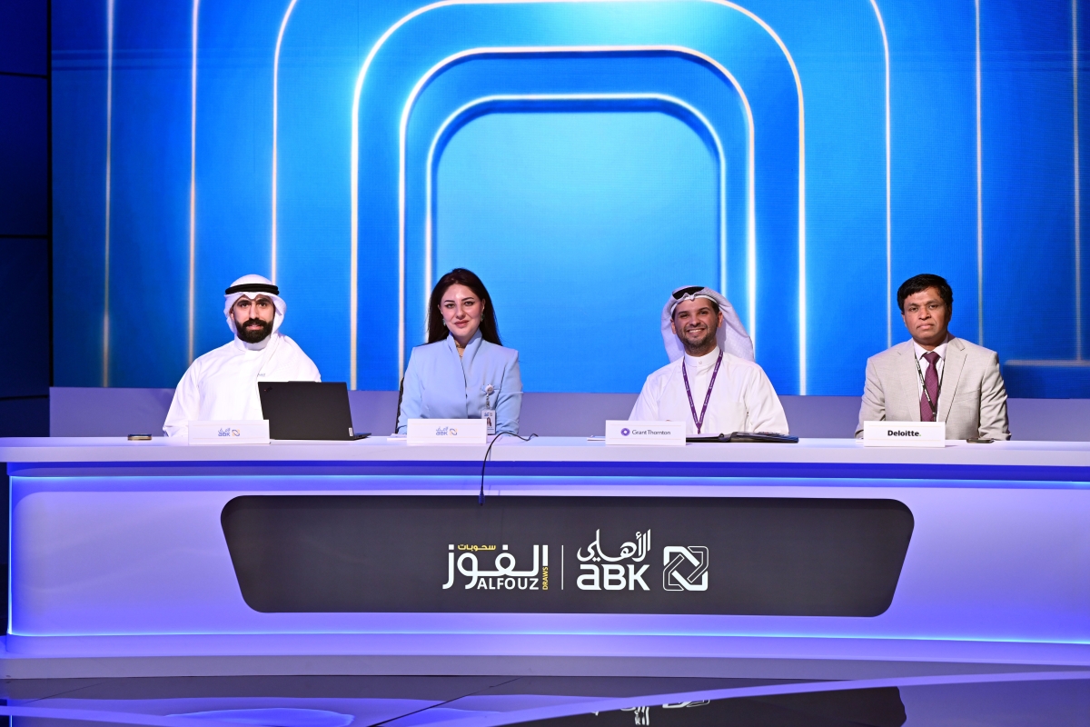 ممثلو البنك وشركات التدقيق خلال السحب
