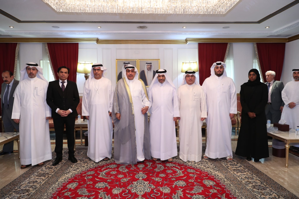 حمد جابر العلي متوسطاً سفراء قطر والإمارات والبحرين وباكستان