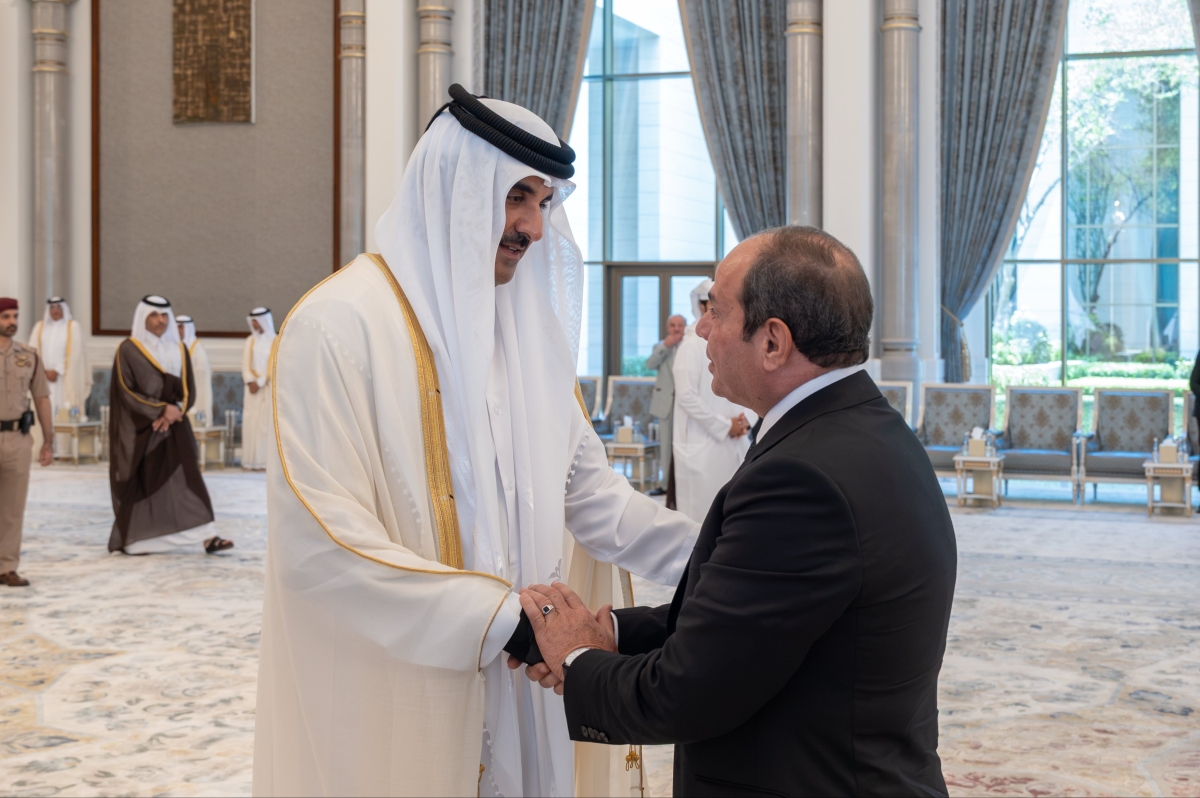 السيسي يُقدّم واجب العزاء إلى الشيخ تميم بن حمد