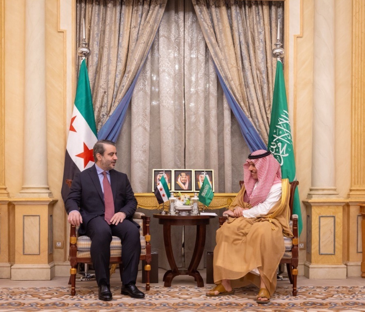 فيصل بن فرحان والشيباني يستعرضان أوضاع المنطقة وجهود دعم الاستقرار