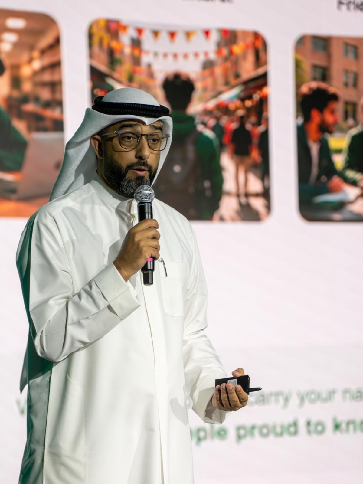 جاسم الكندري مستعرضاً خدمات البنك للطلبة