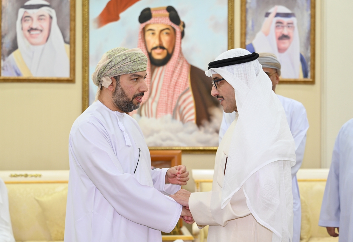 أحمد الناصر مرحباً بالسفير الخروصي      (تصوير أسعد عبدالله)