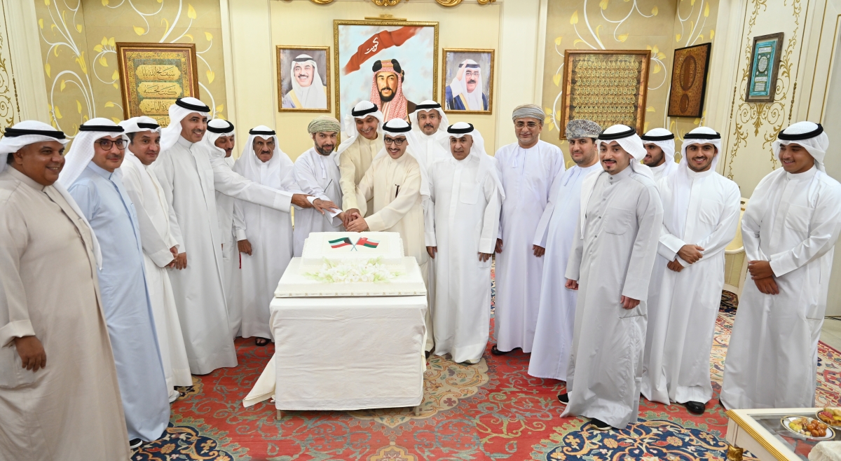 الناصر والخروصي يقطعان قالب الحلوى