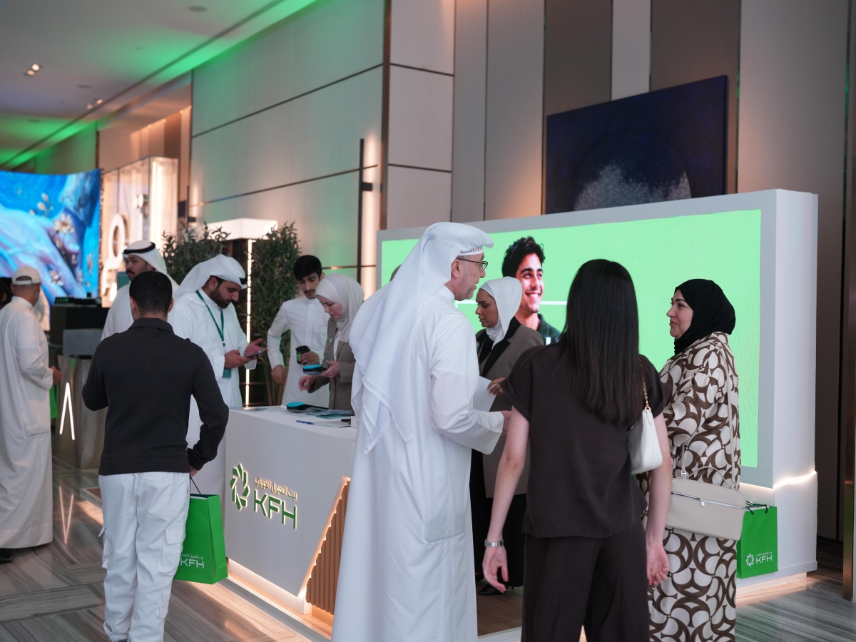 اقبال الطلبة على جناح «بيت التمويل» 