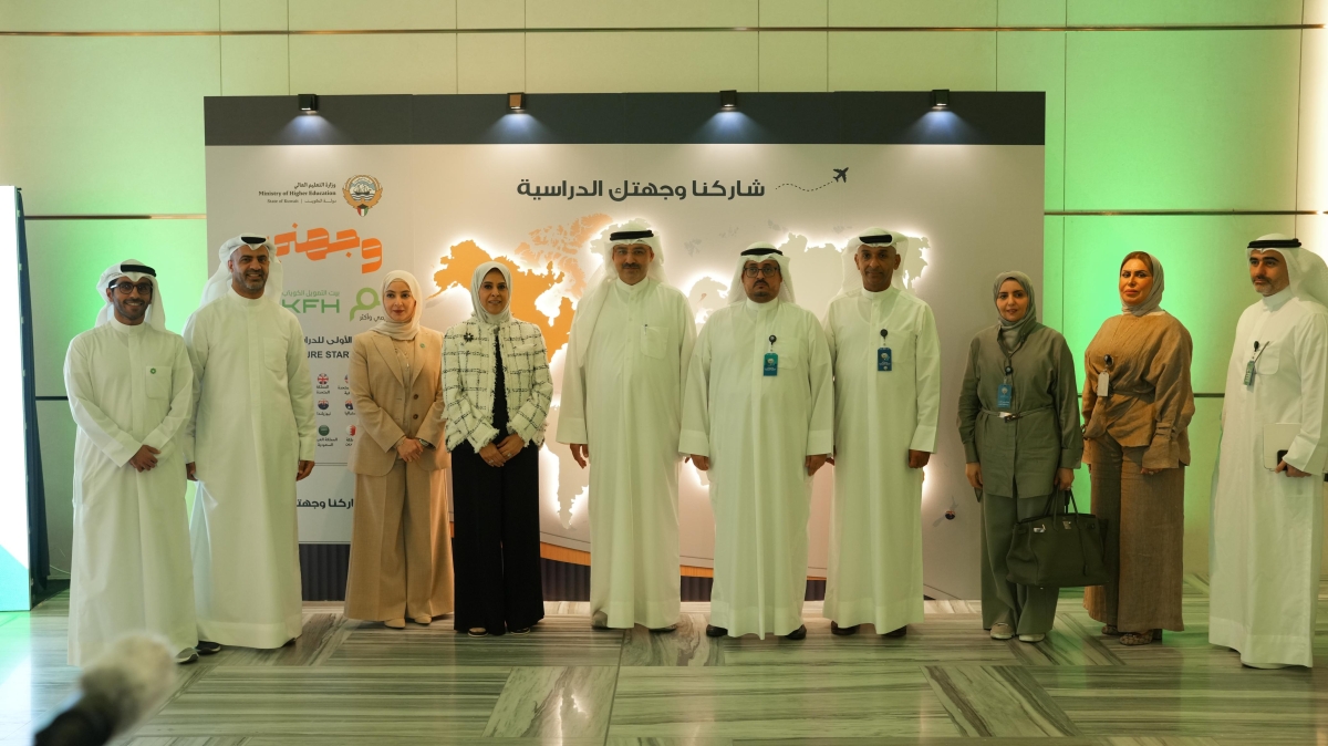 الدكتور بدر البصيري ومسؤولو التعليم العالي مع مسؤولي بيت التمويل