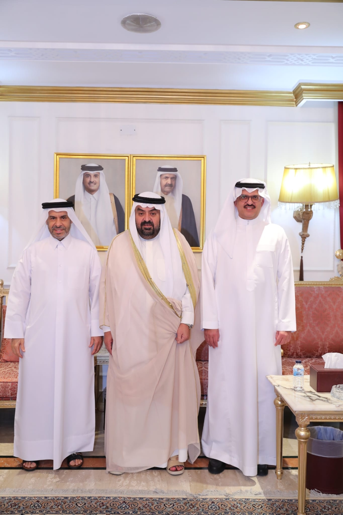 خالد البدر متوسطاً سفيري السعودية وقطر