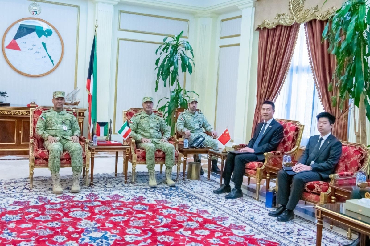 الفريق البرجس مستقبلاً السفير يانغ شين