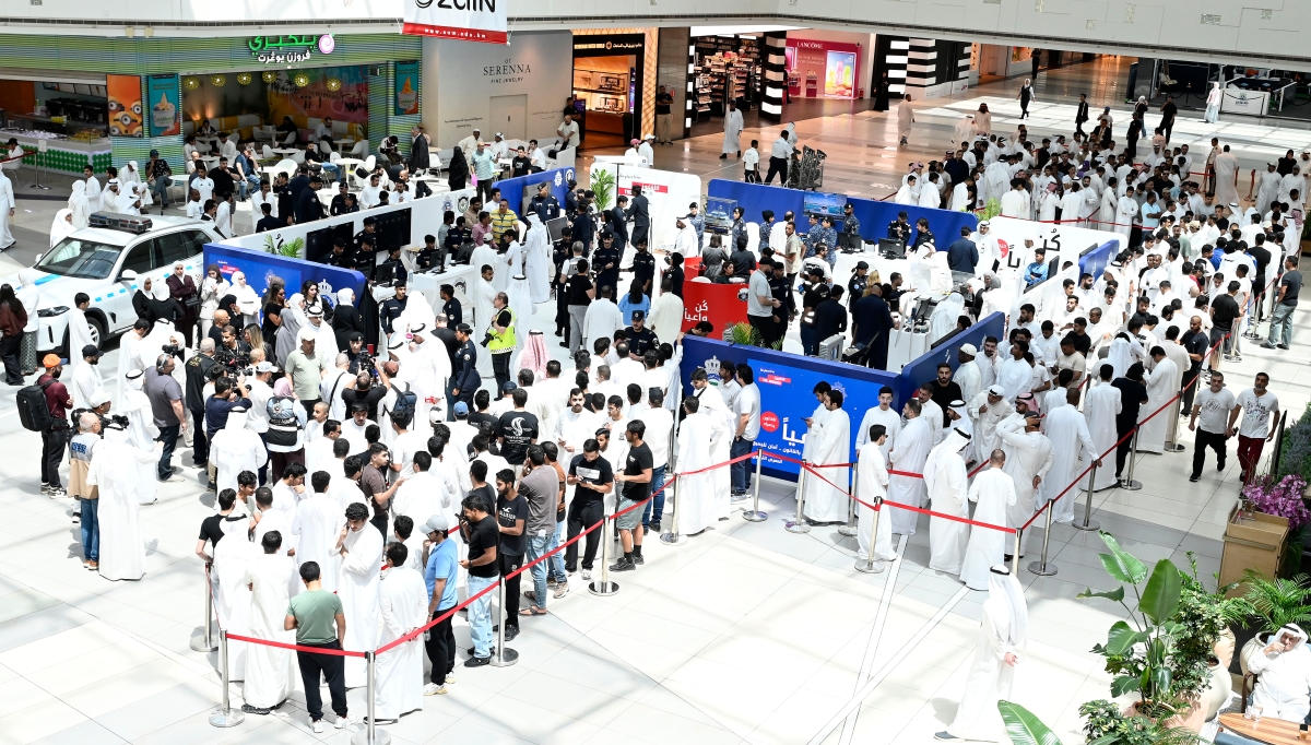 إقبال على المعرض لدفع مخالفات المرور (تصوير سعود سالم)