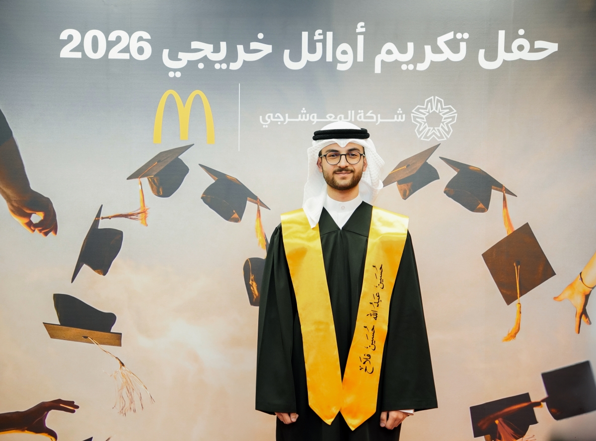 أحد الخريجين ملتقطاً صورة تذكارية