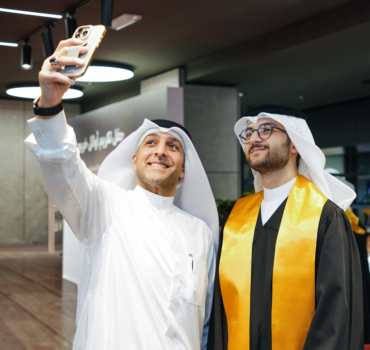 أحد الخريجين محتفلاً مع أفراد عائلته