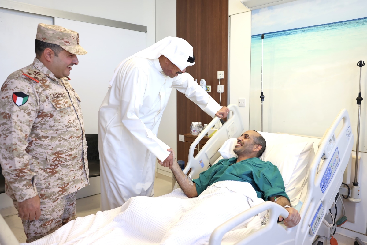 وزير الدفاع يطمئن على أحد المصابين
