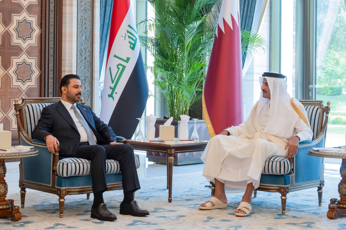 تميم بن حمد مستقبلاً الزيدي في الدوحة (قنا)