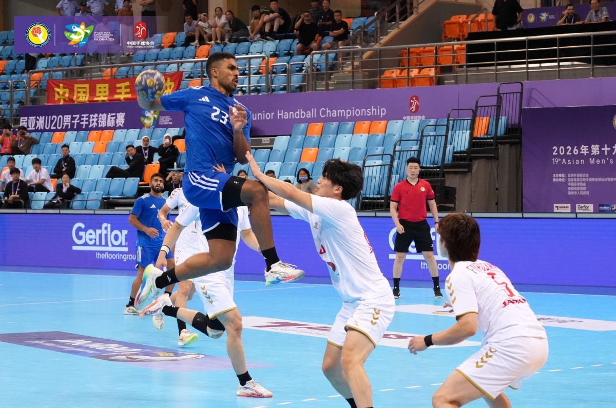 تصويبة من لاعب الكويت على مرمى اليابان