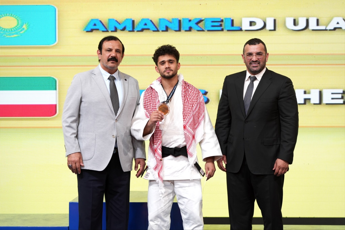 راشد الفرس على منصة التتويج