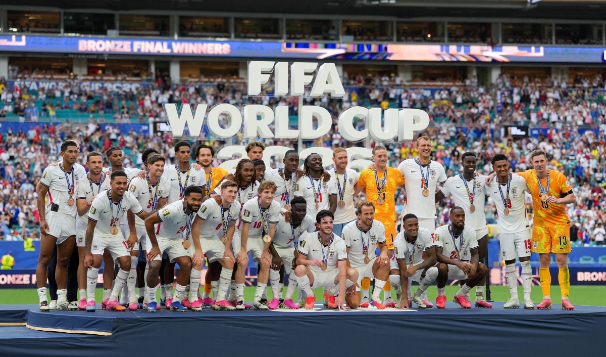 (260719) -- MIAMI, July 19, 2026 (Xinhua) -- Players of England pose for photos on the podium after winning the bronze final match between France and England at the 2026 FIFA World Cup in Miami, the United States, July 18, 2026. (Xinhua/Hu Xingyu)
