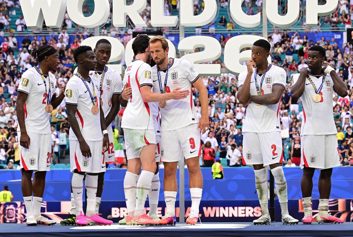 (260719) -- MIAMI, July 19, 2026 (Xinhua) -- Players of England are pictured with bronze medals on the podium after the bronze final match between France and England at the 2026 FIFA World Cup in Miami, the United States, July 18, 2026. (Xinhua/Chen Yichen)