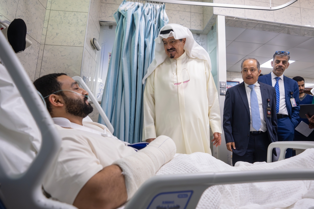 رئيس الوزراء خلال زيارته أحد المصابين 