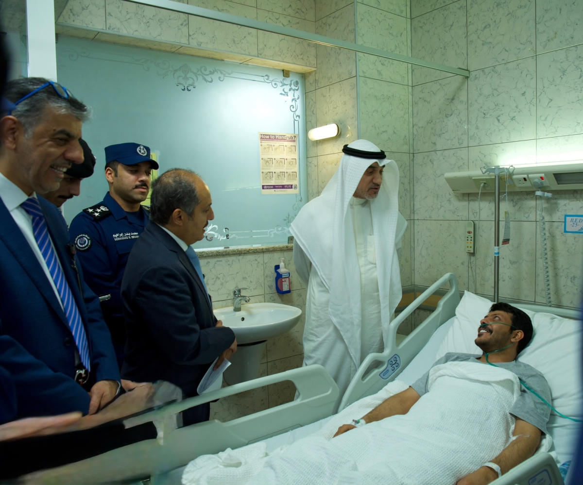 النائب الأول يطمئن على أحد المصابين