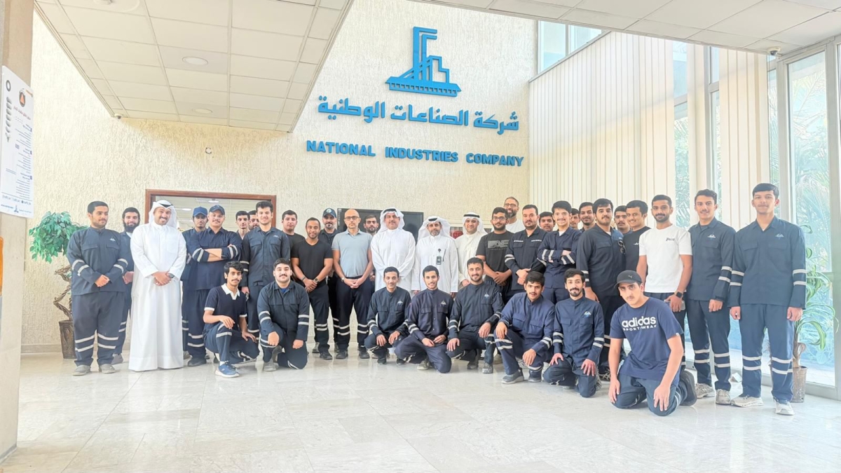 قياديو الشركة والمعهد مع الخريجين 