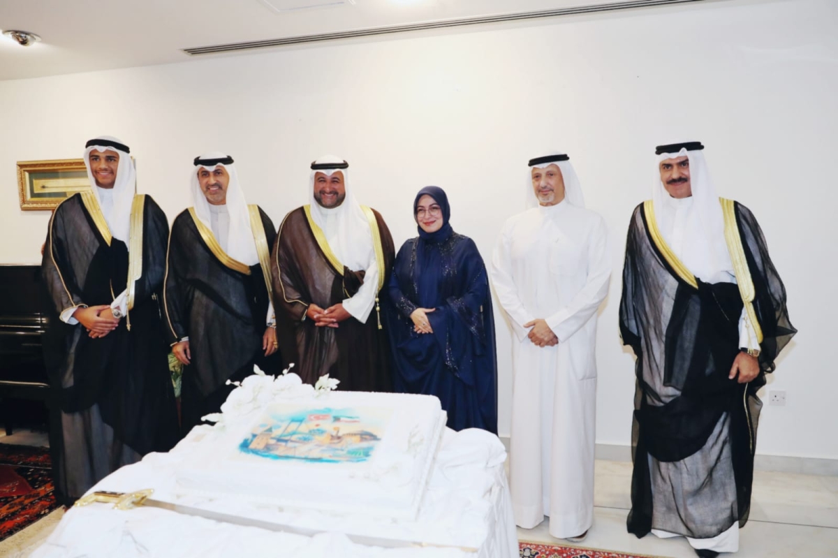 السفيرة سونمز ووكيل وزارة الدفاع الشيخ عبدالله الصباح ووزيرالخارجية الأسبق الشيخ سالم الصباح وعدد من الحضور