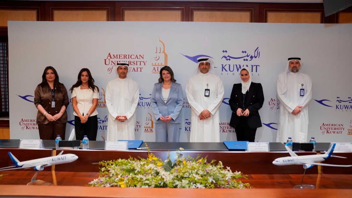 الشطي والعوضي أثناء توقيع المذكرة
