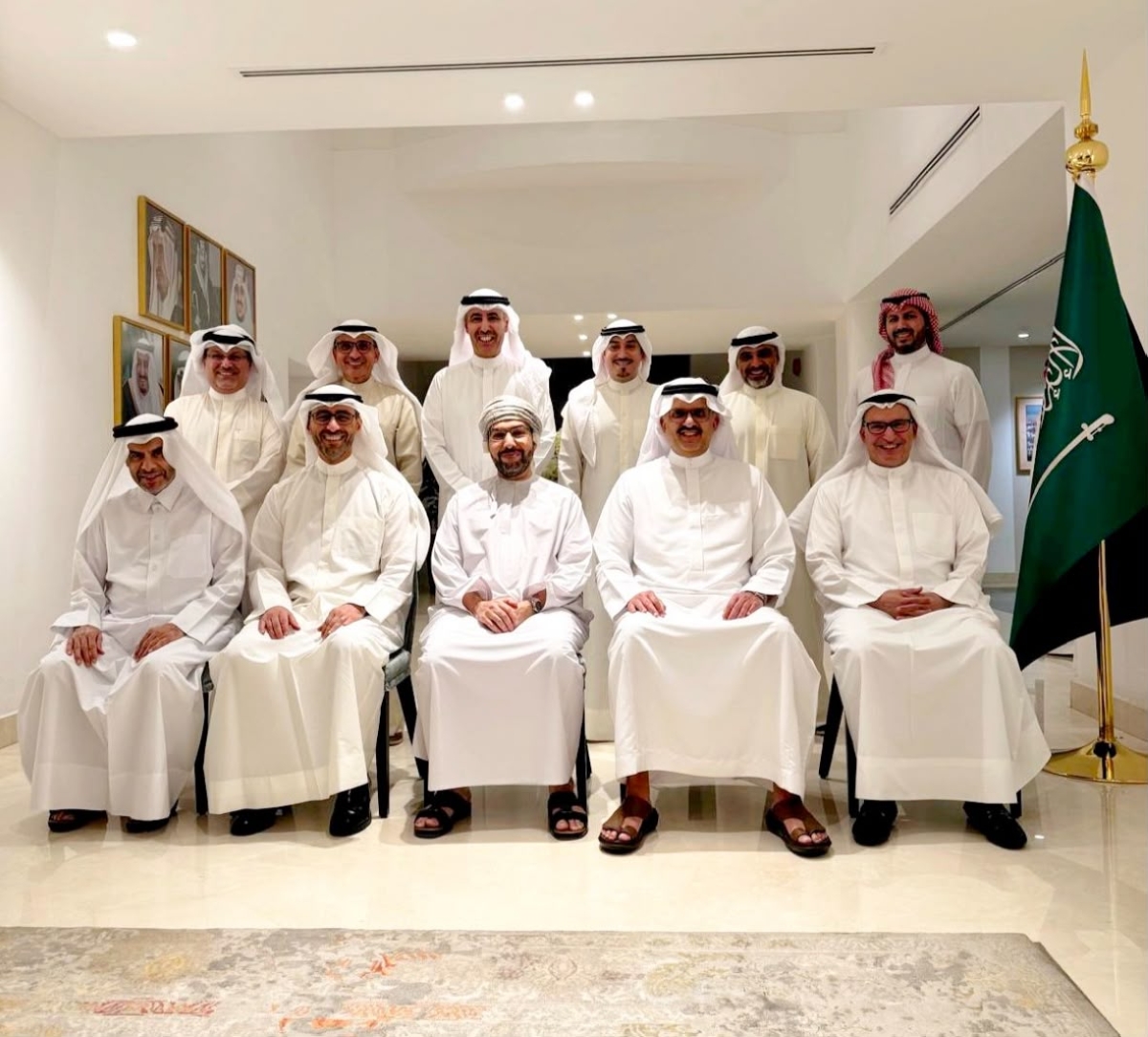 الخروصي مع عميد السلك الدبلوماسي وعدد من الدبلوماسيين