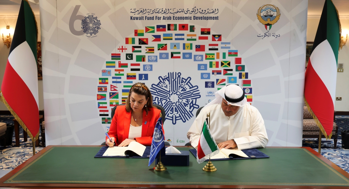 البدر ومورلي أثناء توقيع الاتفاقية
