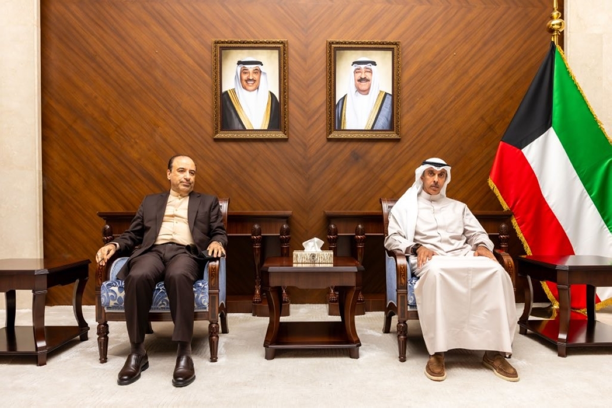 المشعان لدى تسليمه سفير إيران مذكرة احتجاج على استهداف الناقلة «كيفان»