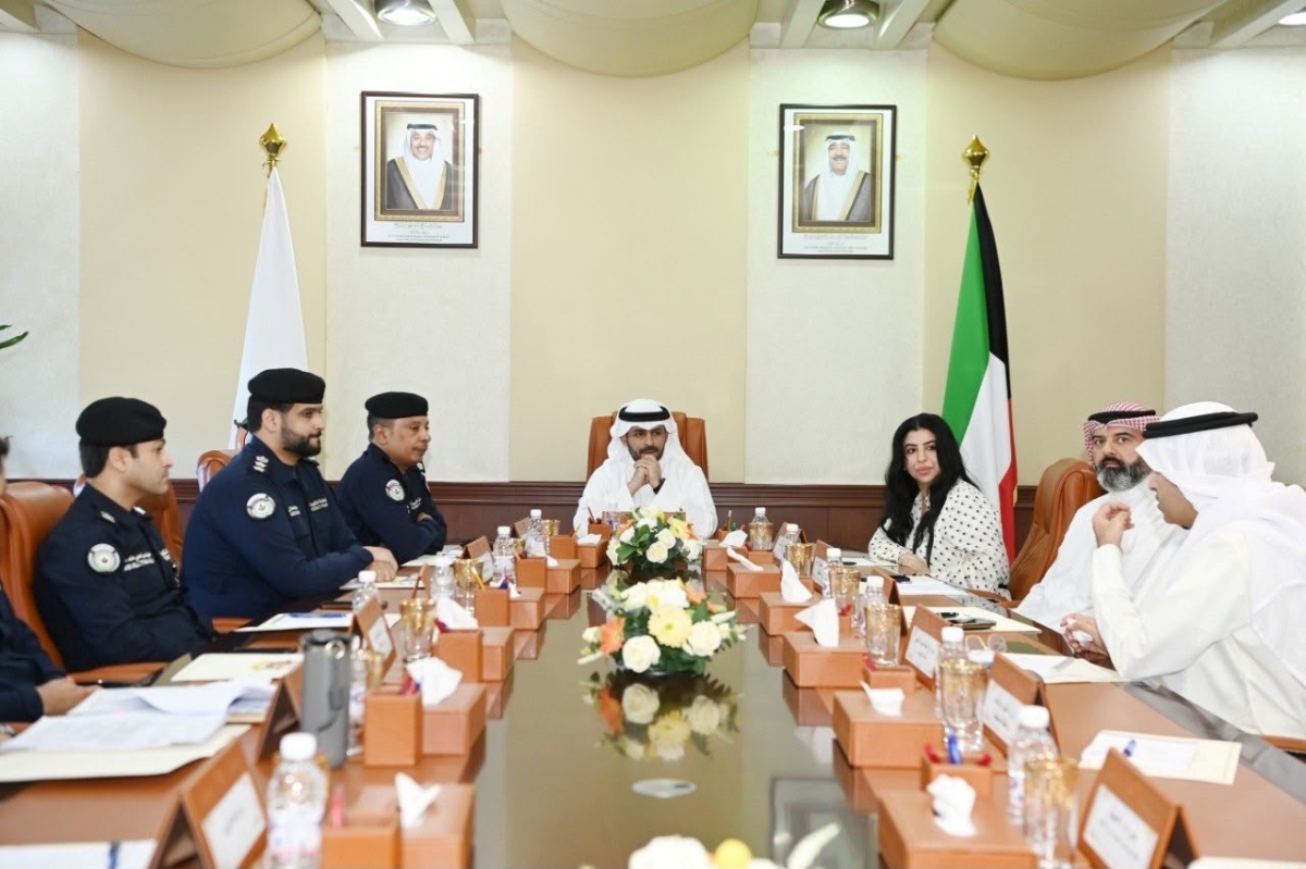 المحافظ مترئساً الاجتماع الموسع