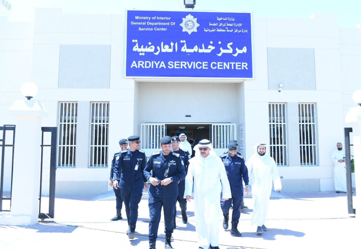 محافظ الفروانية خلال الجولة