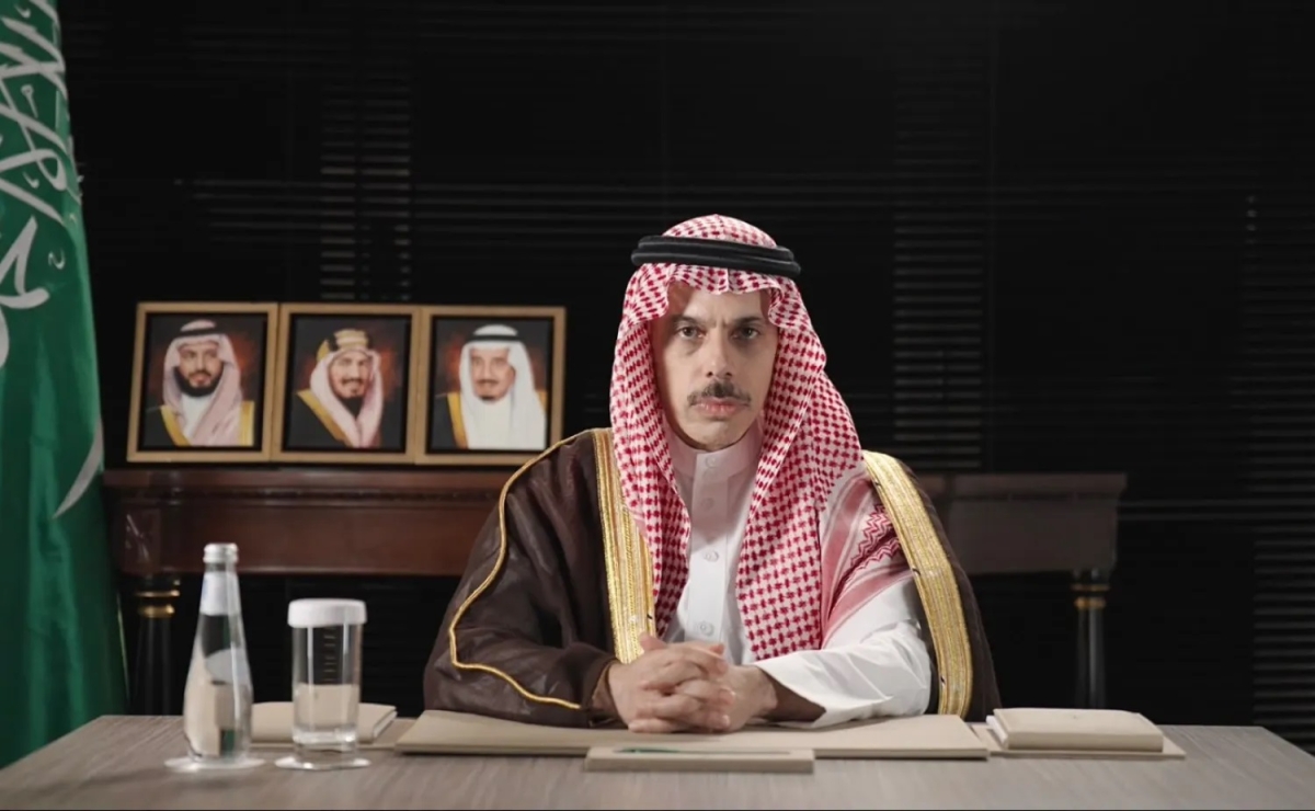فيصل بن فرحان خلال مشاركته عبر الاتصال المرئي في دورة ملتقى الخليج (واس)
