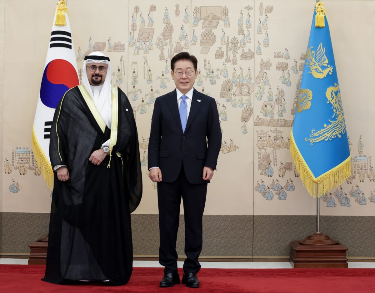 الرئيس لي جيه ميونغ والسفير عزام العصفور